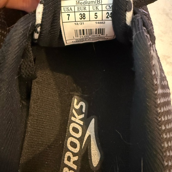 Brooks Black and White Sneakers - Picture 4 of 4